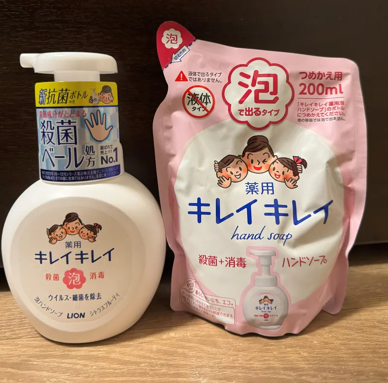 キレイキレイ薬用泡ハンドソープの本体ボトルと、つめかえ用200mLのパウチを並べて撮影した写真