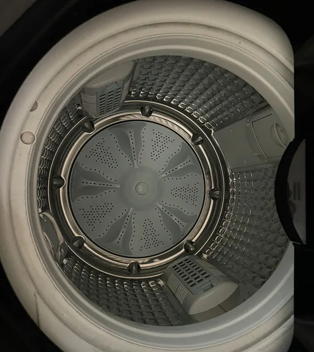 ジェルボールを使った洗濯が終わった直後の縦型洗濯機の槽内。フィルムの溶け残りは見当たらない