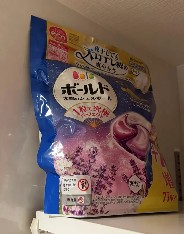 洗濯機上の棚に立てて置いたボールド 太陽のジェルボール4in1の詰め替え袋