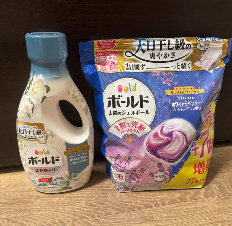 ボールドの液体洗剤ボトルとジェルボール詰め替え袋を並べて大きさを比較した写真